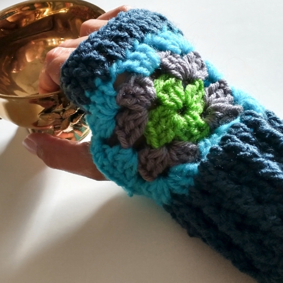 🌆 Fingerless gloves crochet handmade granny - Picture 3 of 3